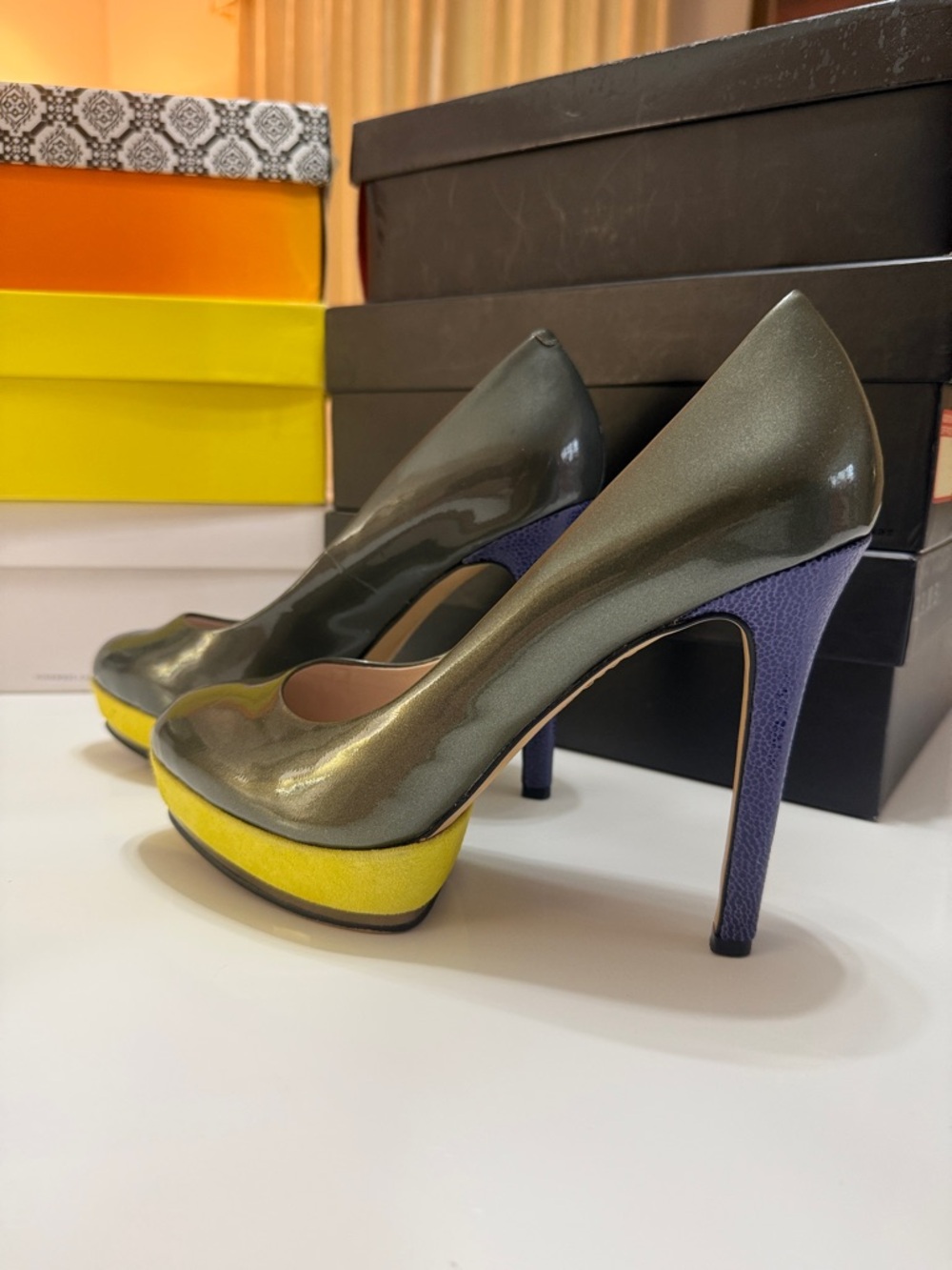 Vinci Camuto Grey Patent Pumps